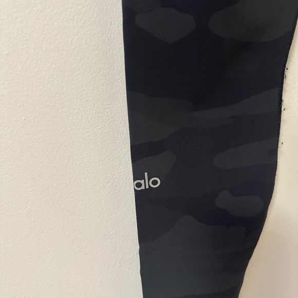 Alo Yoga Black and Gray Camo High Waist Leggings | Size XS - Picture 7 of 11